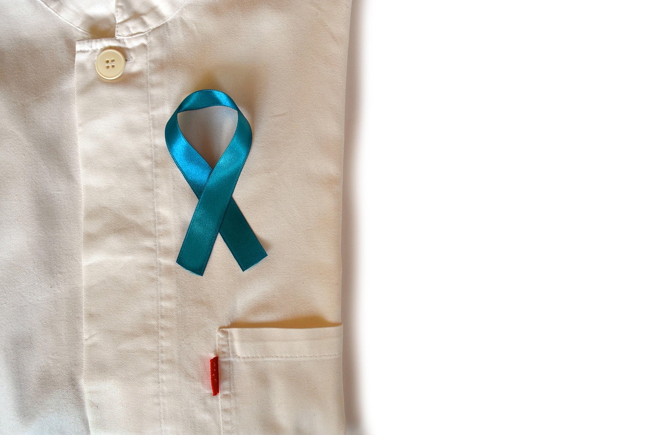 Laço azul simbolizando a prevenção do câncer de próstata e a importância da Prostatectomia Radical